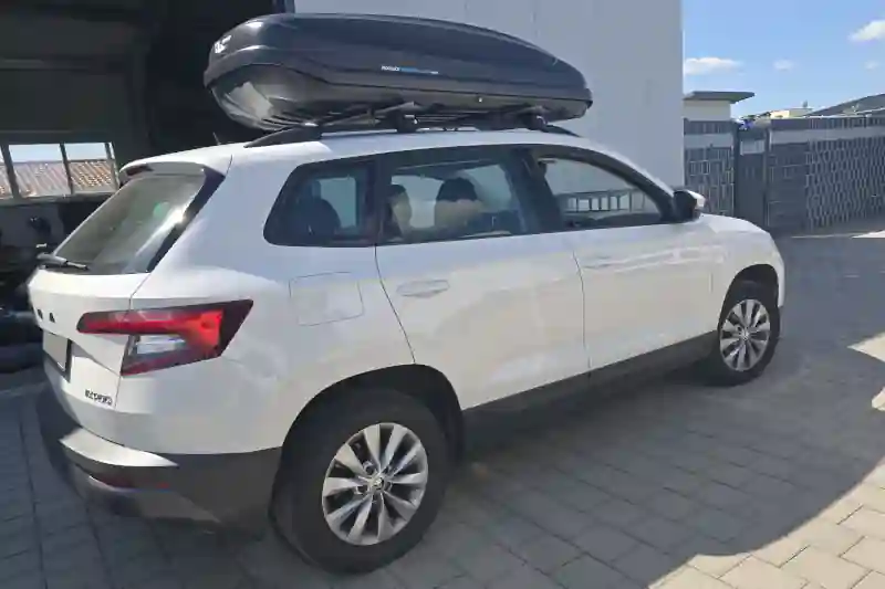 Enkenbach-Alsenborn: eine Dachbox auf Wingbar-Dachträgern auf einem Skoda Karoq