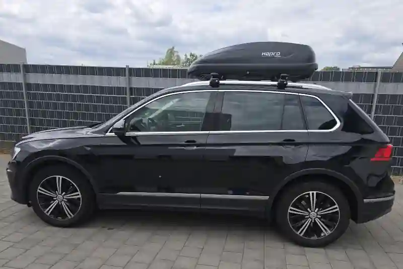 Enkenbach-Alsenborn: eine Dachbox mit THULE Wingbar-Dachträgern auf einem VW Tiguan