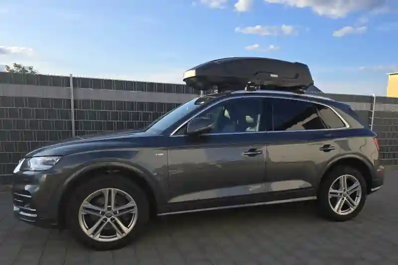 Enkenbach-Alsenborn: eine Dachbox mit THULE Wingbar-Dachträgern auf einem Audi Q5