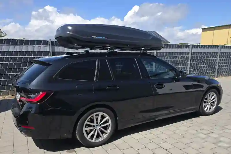 Enkenbach-Alsenborn: eine Dachbox von HAPRO mit THULE Wingbar-Dachträgern auf einem 3er BMW Kombi Touring