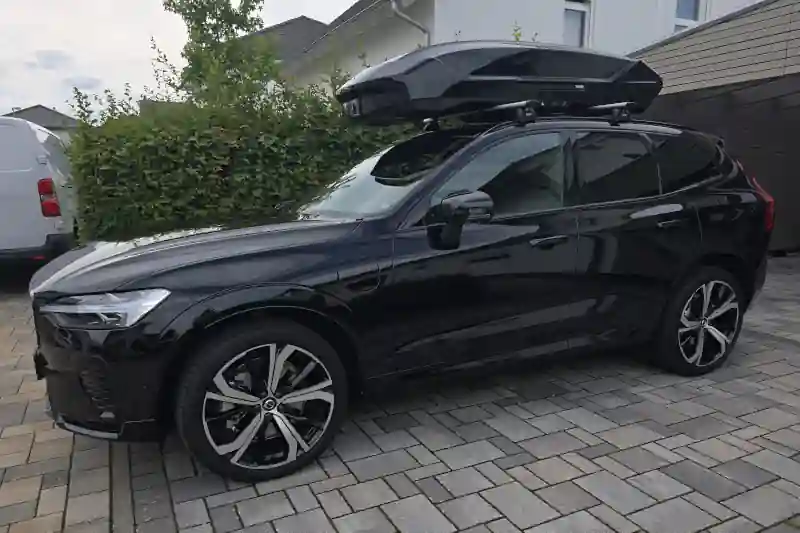 Eine XXL-Dachbox von THULE mit 610 Litern Volumen auf Wingbar-Dachträgern auf einem Volvo XC60