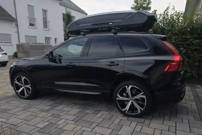 Eine XXL-Dachbox von THULE mit 610 Litern Volumen auf Wingbar-Dachträgern auf einem Volvo XC60