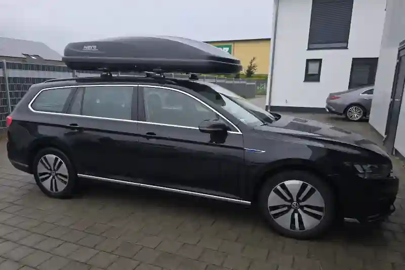 Ein VW Passat Kombi mit einer Dachbox von HAPRO mit 600 Liter Volumen