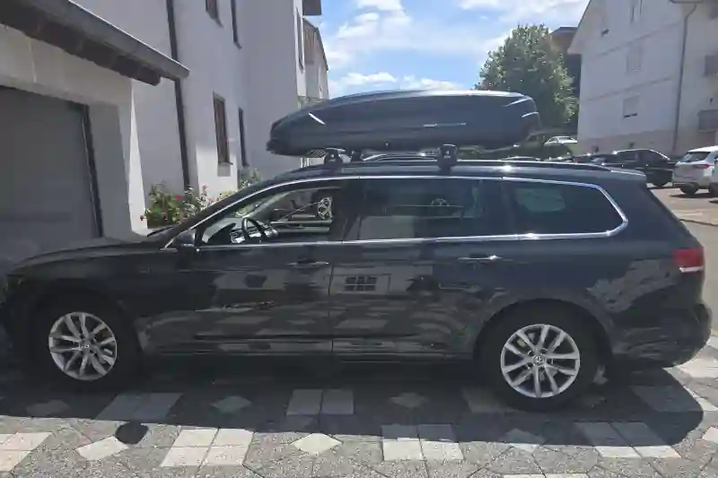 Ein VW Passat Kombi mit einer Dachbox mit 430 Liter Volumen