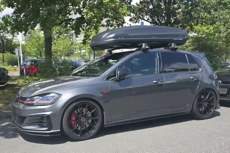 Ein VW Golf mit einer Dachbox mit 530 Liter Volumen