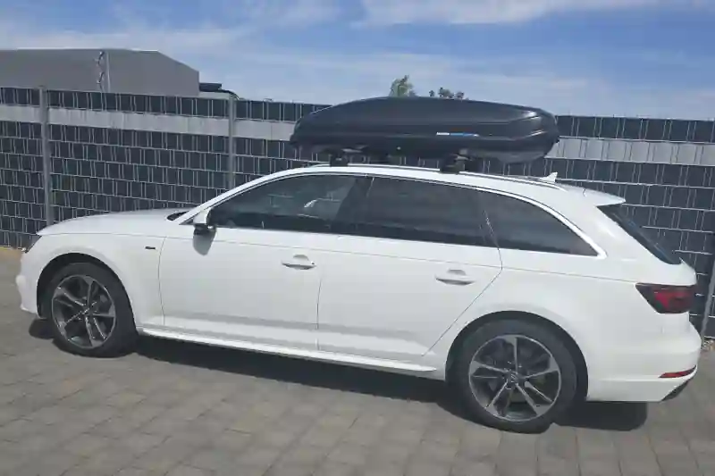 Eine Dachbox von HAPRO mit 430 Liter Volumen mit THULE-Wingbar-Dachträgern auf einem Audi A4 Kombi