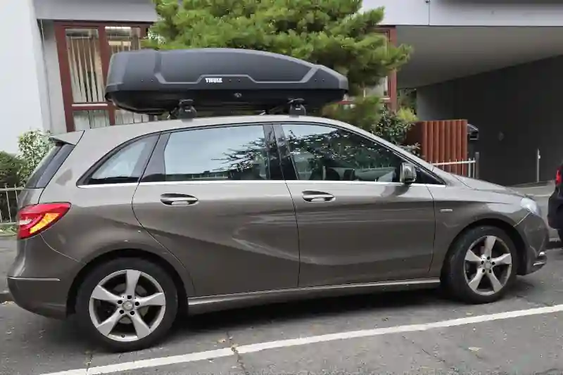 Mannheim: eine Dachbox von THULE mit Wingbar-Alu-Dachträgern auf einem Mercedes B-Klasse