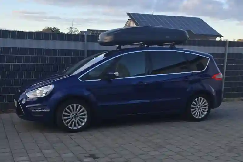 Enkenbach-Alsenborn: eine Dachbox von HAPRO mit THULE-Wingbar-Alu-Dachträgern auf einem Ford S-Max