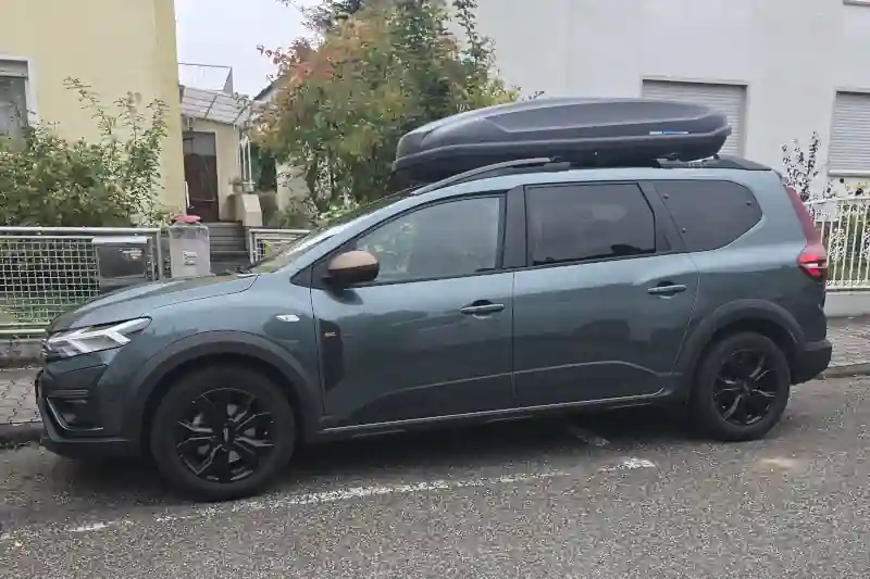Lauterecken - eine 530-Liter Dachbox auf einem Dacia Jogger
