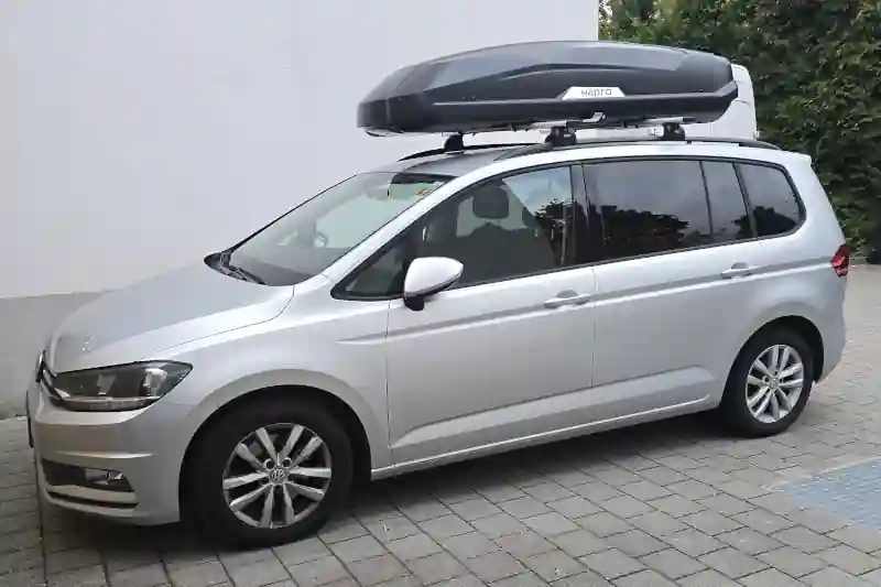 Ein VW Touran mit einer Dachbox von HAPRO mit 640 Liter Volumen in