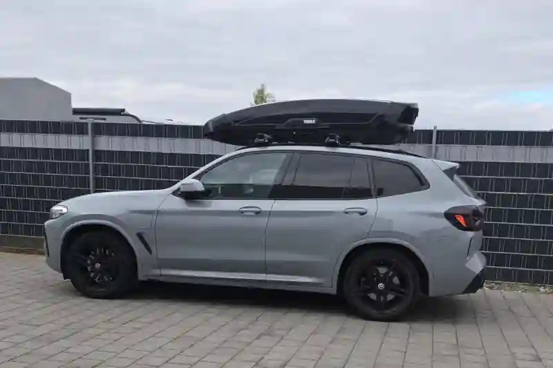 Ein BMW X3 mit einer Dachbox mit 610 Liter Volumen