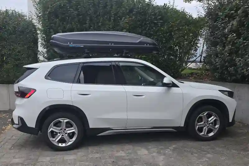 Ein BMW X1 mit einer Dachbox mit 530 Liter Volumen
