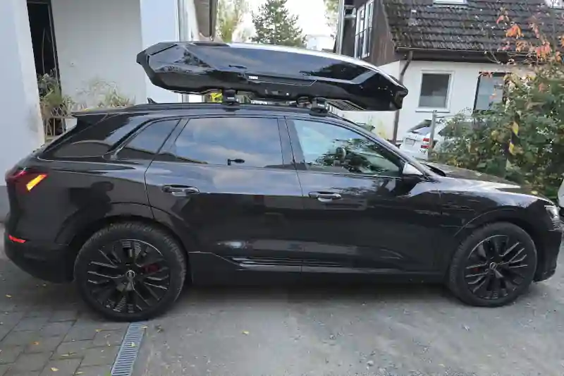 Eine Dachbox von THULE mit 610 Liter Volumen mit Wingbar-Dachträgern auf einem Audi Q8