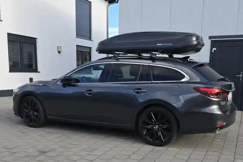 Ein Mazda 6 Kombi mit einer Dachbox mit 530 Liter Volumen