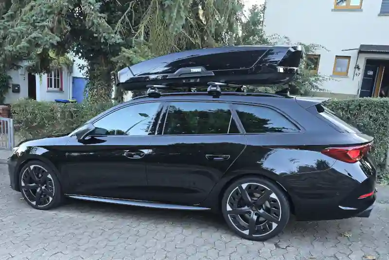 Herxheim - eine 610-Liter Dachbox auf einem Cupra Leon Kombi