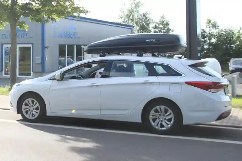 Landau - eine 530-Liter Dachbox auf einem Hyundai i40 Kombi