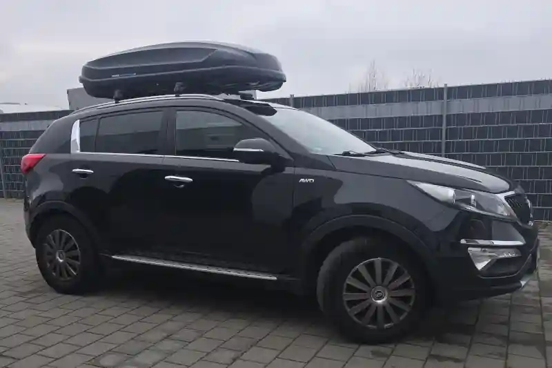Enkenbach-Alsenborn: eine Dachbox von Norauto mit Wingbar-Alu-Dachträgern auf einem Kia Sportage