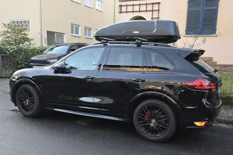 Ottweiler - eine 450-Liter Dachbox auf einem Porsche Cayenne