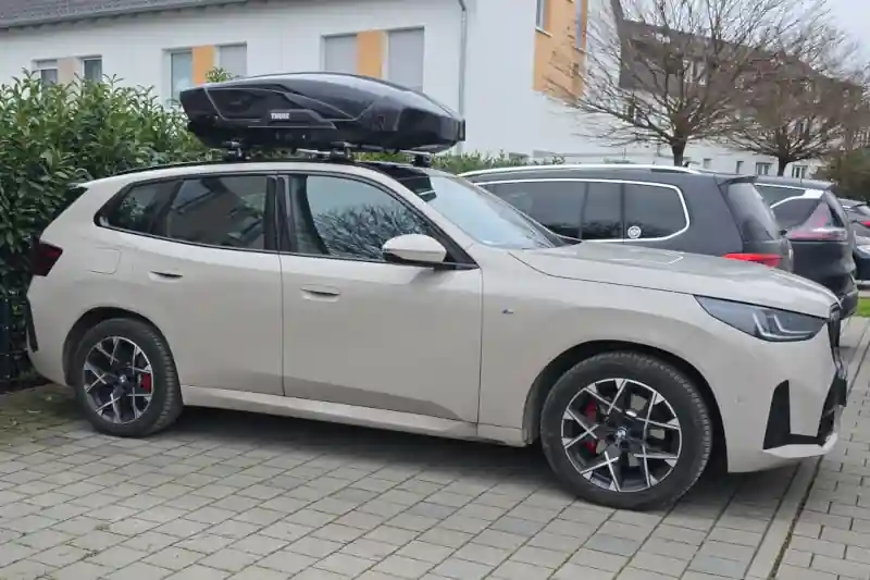 Ein BMW X3 G45 mit einer Dachbox Marke THULE mit 400 Liter Volumen