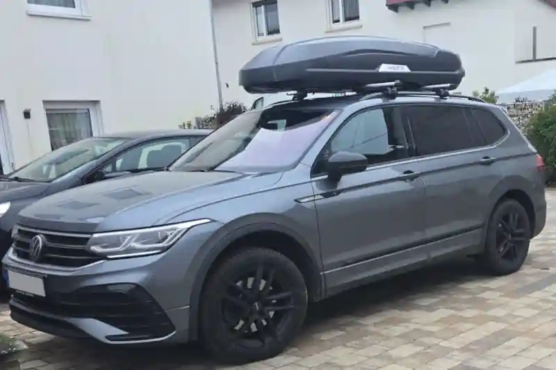 Alzey: eine Dachbox von HAPRO mit Wingbar-Alu-Dachträgern auf einem VW Tiguan Allspace