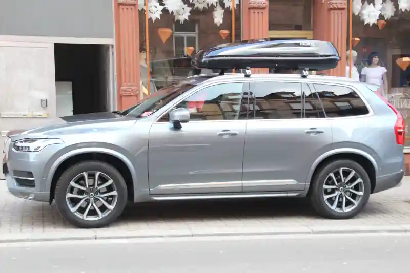 Eine Dachbox von HAPRO mit 430 Liter Volumen mit THULE Wingbar-Dachträgern auf einem Volvo XC90