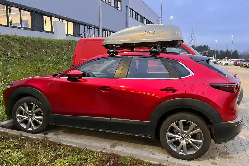 Mannheim: eine Dachbox von HAPRO mit Wingbar-Alu-Dachträgern auf einem Mazda CX-30