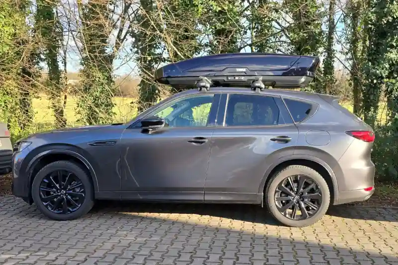 Bad Dürkheim: eine Dachbox von THULE mit Wingbar-Alu-Dachträgern auf einem Mazda CX-60