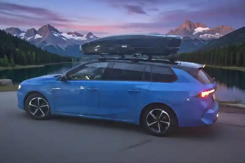 Eine Dachbox von THULE mit Wingbar-Alu-Grundträgern auf einem Opel Astra Sports Tourer