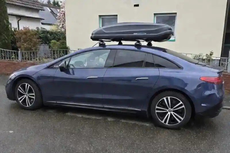 Kusel - eine 430-Liter Dachbox auf einem Mercedes EQE