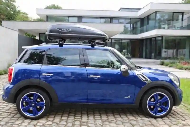 Eine Dachbox von HAPRO auf einem Mini Countryman