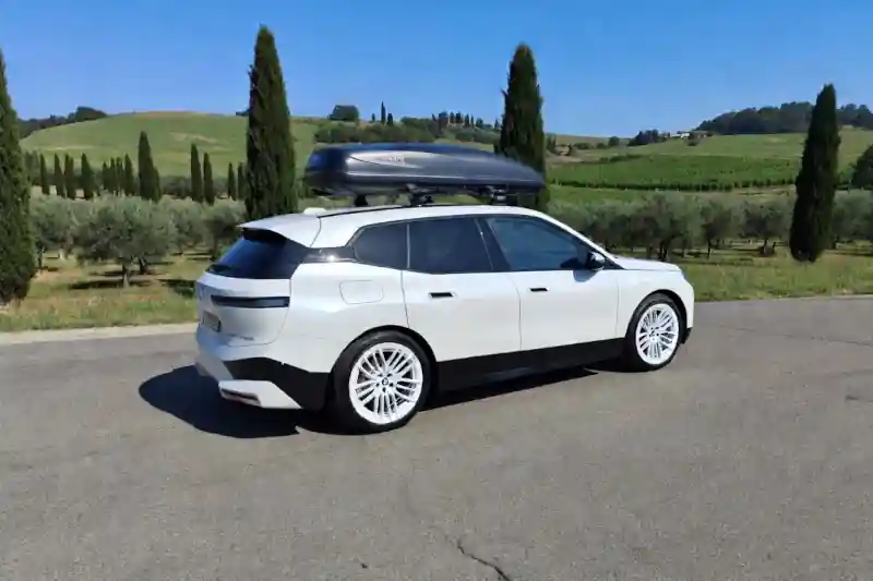 Ein BMW iX mit einer Dachbox mit 600 Liter Volumen