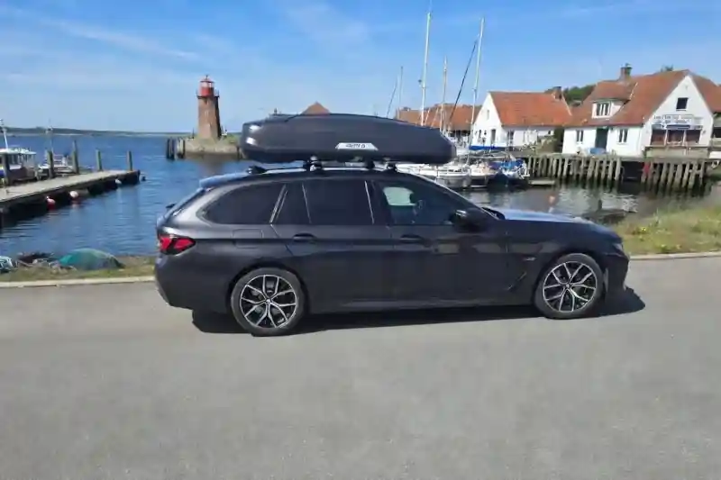 Ein BMW 5er Kombi G31 LCI mit einer XXL-Dachbox 