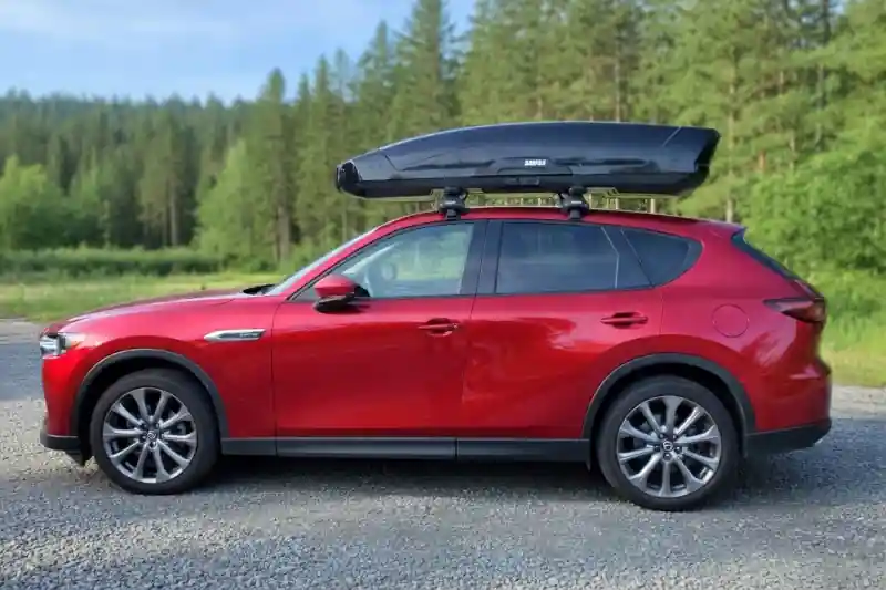 Eine XXL-Dachbox von THULE mit Wingbar-Alu-Dachträgern auf einem Mazda CX-60