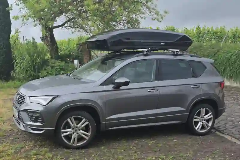 Eine Motion-Dachbox von THULE mit Wingbar-Alu-Dachträgern auf einem Seat Ateca in Bad Dürkheim