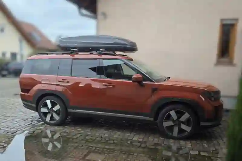 Eine Motion-Dachbox von THULE mit Wingbar-Alu-Dachträgern auf einem Seat Ateca in Bad Dürkheim