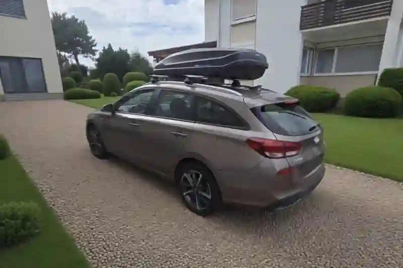 Eine Dachbox Marke Norauto mit Wingbar-Alu-Dachträgern auf einem Hyundai i30 cw Kombi in Landau