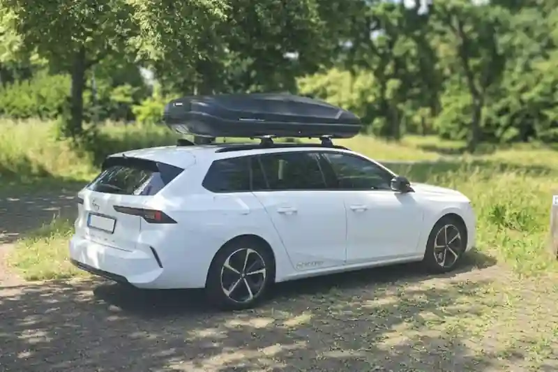 Eine von Norauto mit THULE-Wingbar-Alu-Dachträgern auf einem Opel Astra Sports Tourer Kombi in Landau