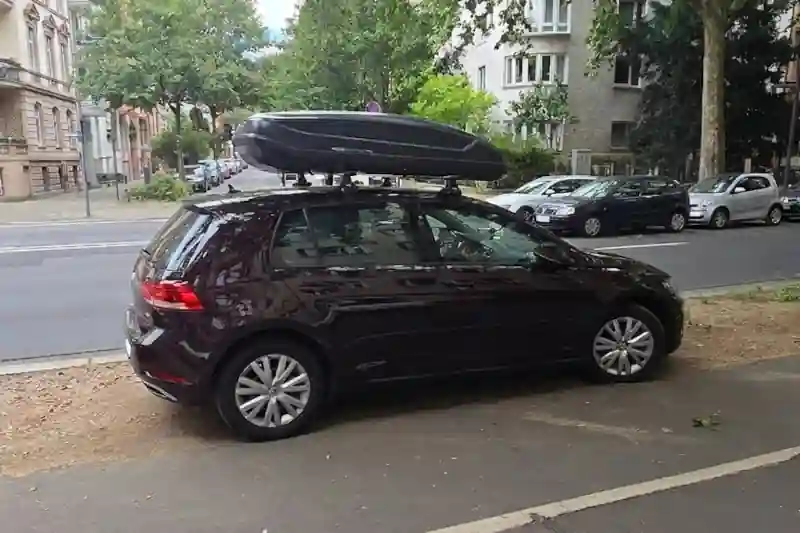 Eine Dachbox von NORAUTO mit Wingbar-Alu-Dachträgern von THULE auf einem VW Golf