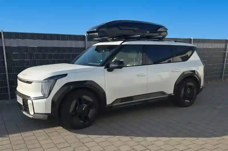 Eine Dachbox von THULE mit Wingbar-Alu-Dachträgern auf einem Kia EV9 in Enkenbach-Alsenborn