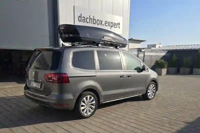 Eine Dachbox von THULE mit Wingbar-Alu-Dachträgern auf einem Seat Alhambra in Enkenbach-Alsenborn