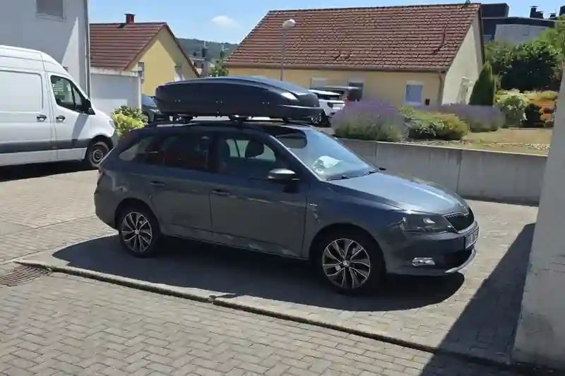 Eine Dachbox von HAPRO mit Wingbar-Dachträgern auf einem Skoda Fabia Kombi in Kaiserslautern