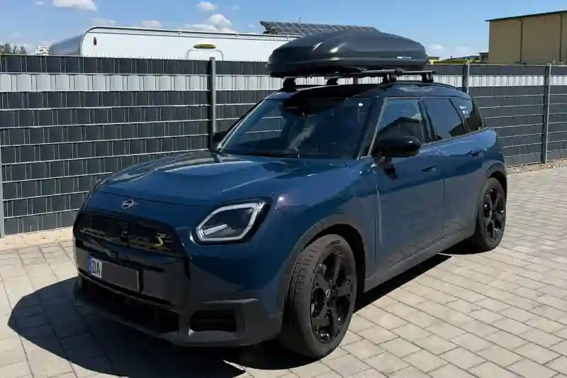 Eine Dachbox von NORAUTO mit Wingbar-Dachträgern auf einem Mini Countryman in Enkenbach-Alsenborn