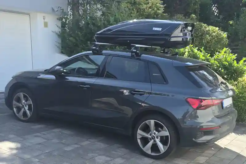 Eine Dachbox von THULE mit Wingbar-Dachträgern auf einem Audi A3 Sportback