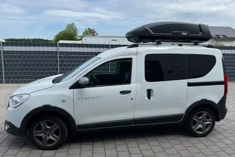 Eine Force-Dachbox von THULE auf einem Dacia Dokker Stepway