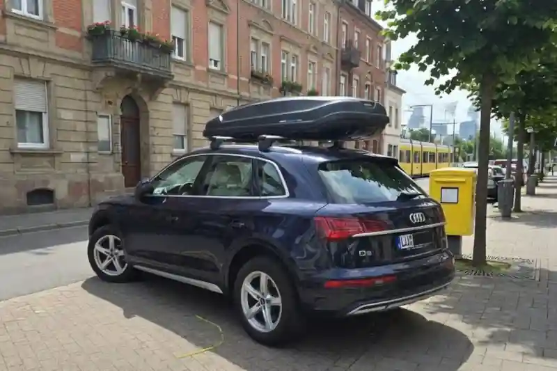 Eine Dachbox von NORAUTO mit 530 Liter Volumen und Wingbar-Dachträgern von THULE auf einem Audi Q5
