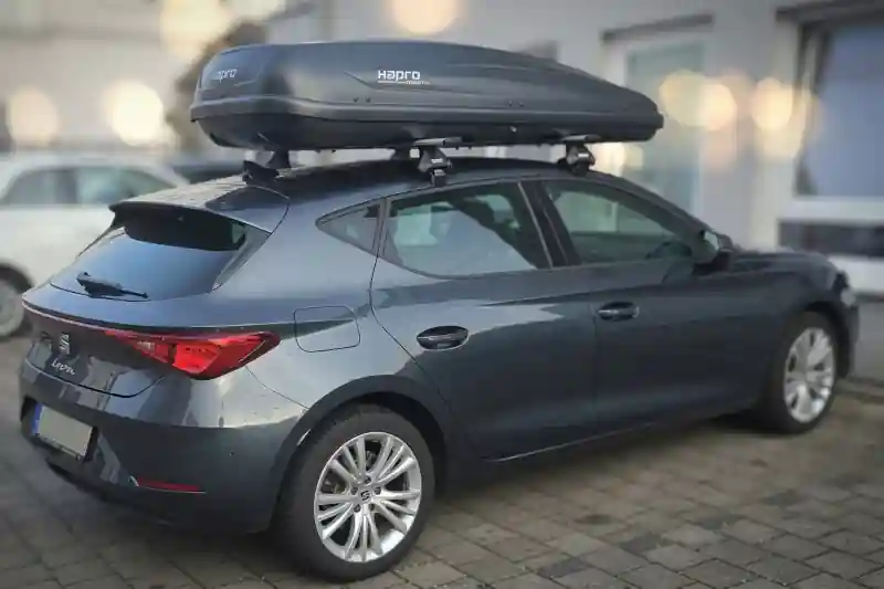 Eine Dachbox von HAPRO mit 530 Liter Volumen und Wingbar-Dachträgern von THULE auf einem Seat Leon