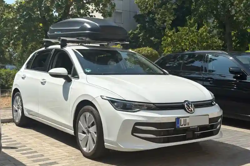 Eine Dachbox von NORAUTO mit 430 Liter Volumen und Wingbar-Dachträgern von THULE auf einem VW Golf 8