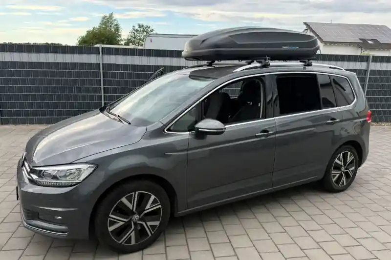 Eine Dachbox von NORAUTO mit Wingbar-Dachträgern auf einem Mini Countryman in Enkenbach-Alsenborn