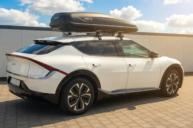Eine Dachbox von HAPRO mit Wingbar-Dachträgern auf einem Kia EV6 in Kaiserslautern