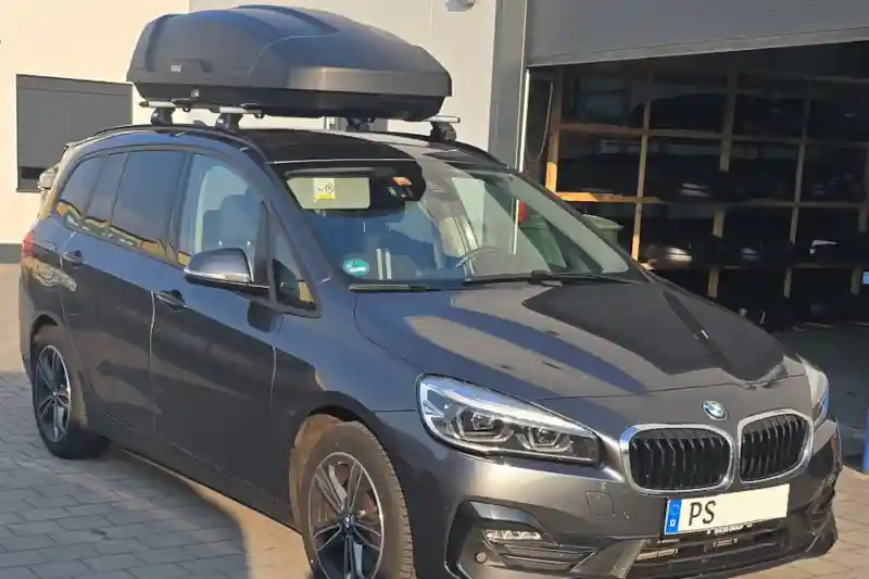 Eine Dachbox von THULE mit Wingbar-Dachträgern auf einem BMW Gran Tourer